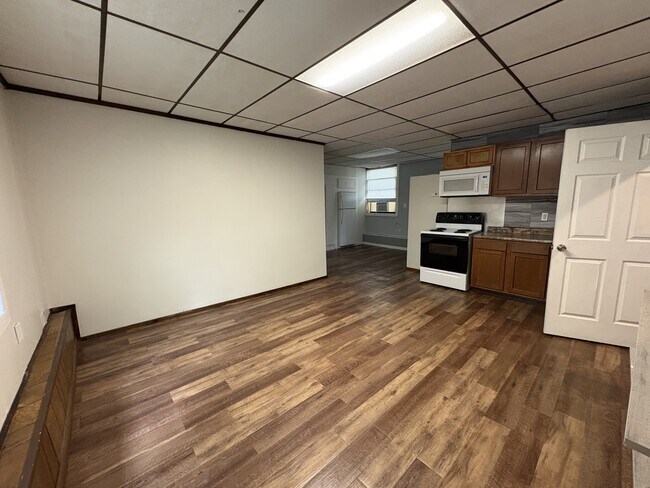 Building Photo - 931 S Fancher Ave