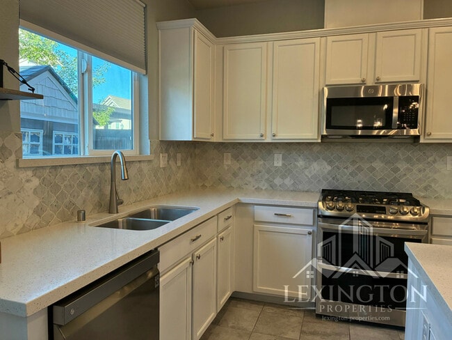 Building Photo - Elegant, 3BD/2.5BA, Sacramento Home in Nat...