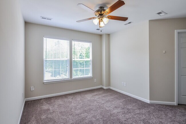 Building Photo - 802 Shefford Town Dr