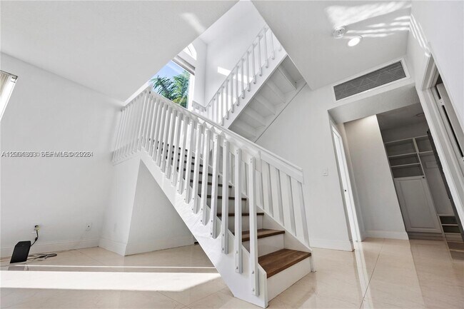 Building Photo - 16449 SW 84th Pl