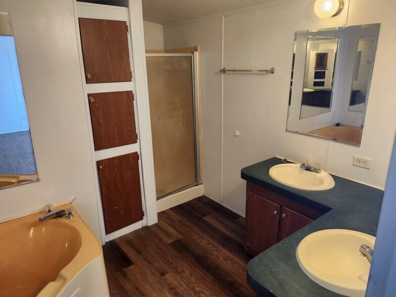 Building Photo - 9611 SW 82nd Ave