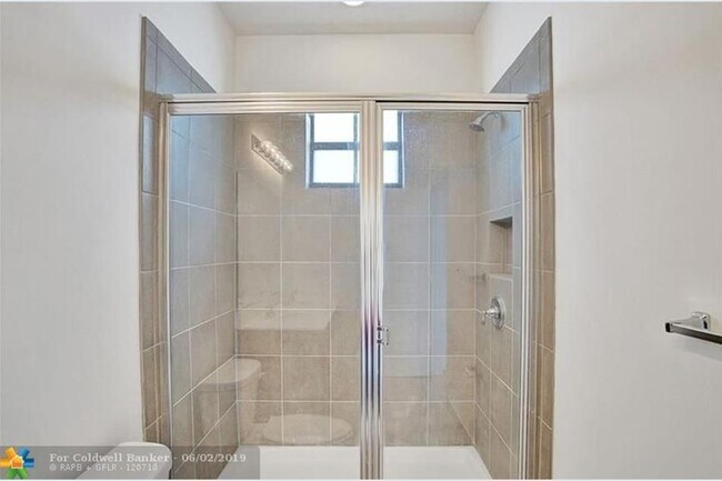 Building Photo - Beautiful Townhouse 3 -2.5 baths