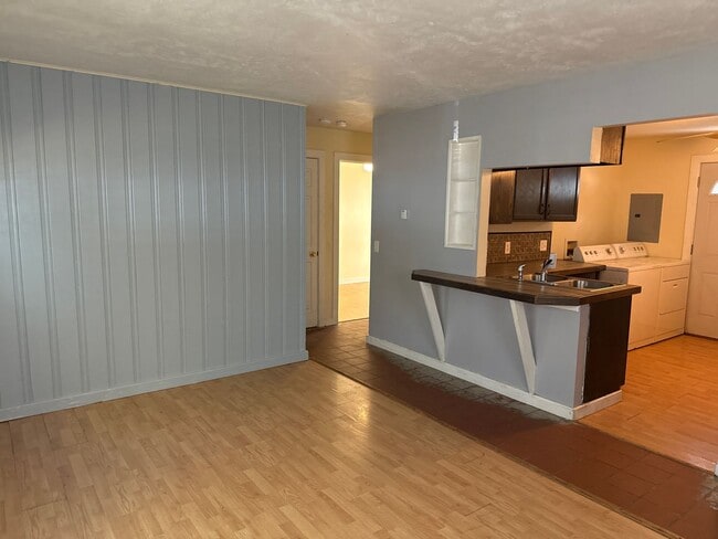 Building Photo - Cozy 2 bedroom remodeled home