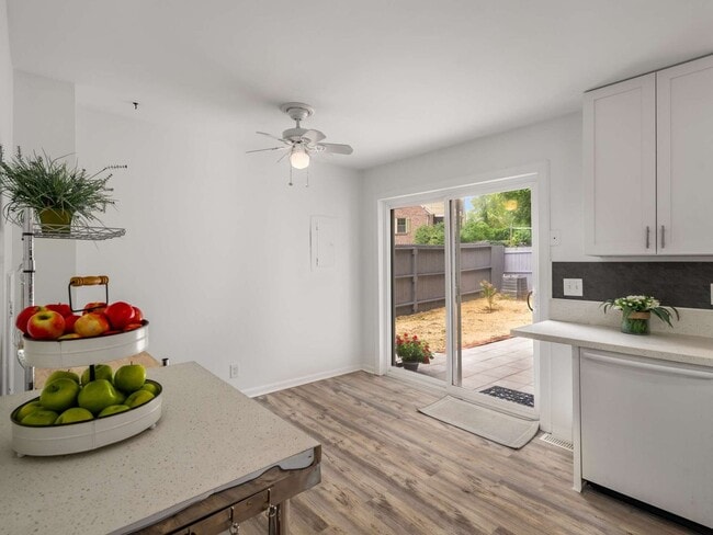 Building Photo - Awesome 2BE/1.5BA duplex in fantastic location in Nashville!