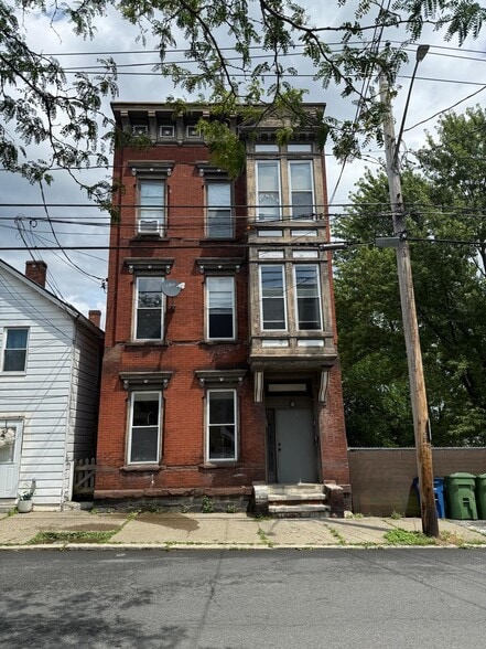 Primary Photo - 164 Main St