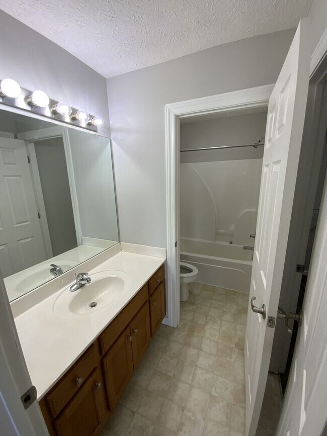 Building Photo - Great rental home near MTSU!