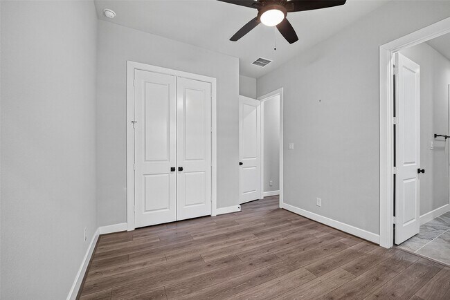 Building Photo - 2600 Golden Palms Ln