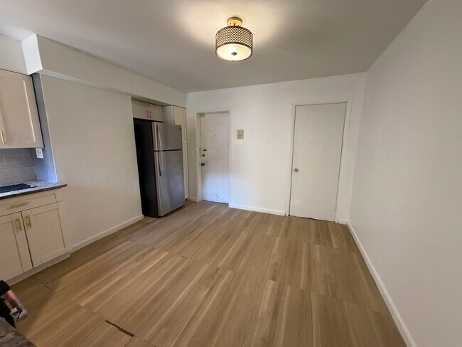 Building Photo - 619 38th St