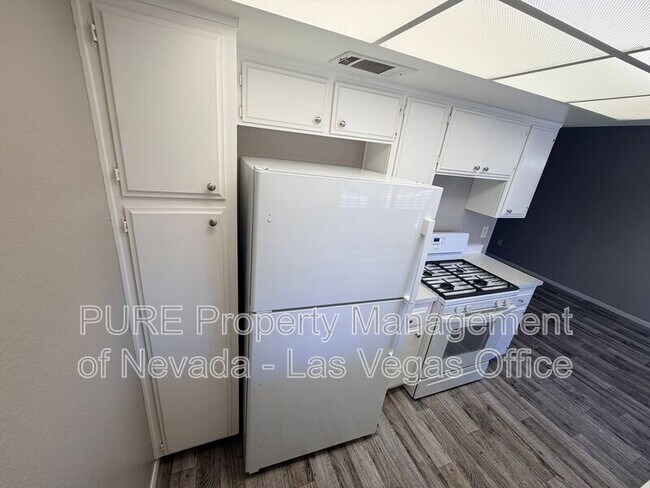 Building Photo - 1405 E Vegas Valley Dr