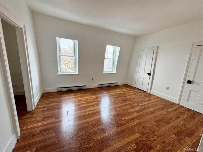 Building Photo - 9 Grand St