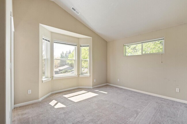 Building Photo - Bright, spacious 3-bdrm/2.5 bath Tigard townhome. Fireplace, balcony, 2-car garage, W/D