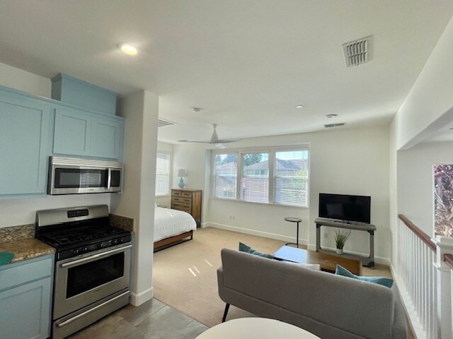 Lovely light filled space - 1119 Channing Way