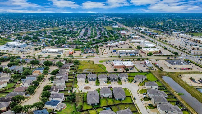 Building Photo - 7027 Cedar Breeze Ct