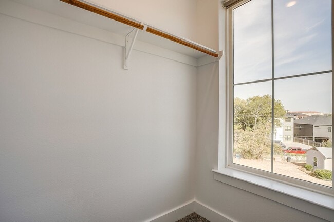 Building Photo - 2321 Benbrook Blvd