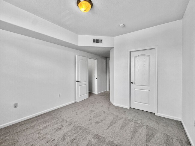 Building Photo - Updated 2BR/2BA Condo with Garage in Prime...