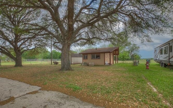Building Photo - 1010 Country Oak Dr