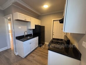 Building Photo - 654 E 81st St