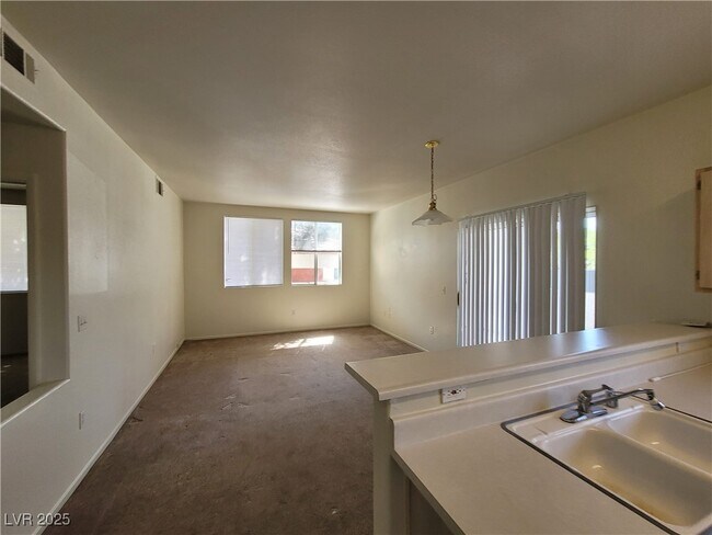 Building Photo - 7413 W Russell Rd
