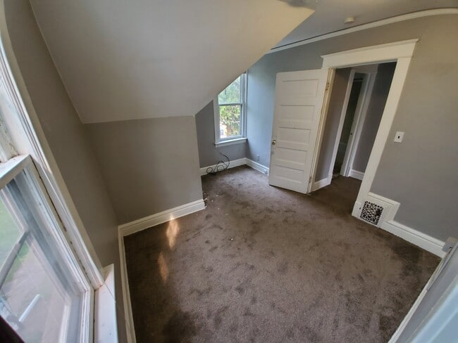 Building Photo - AVAILABLE JUNE - Great 3 Bed 1.5 Bath Near Portland Square