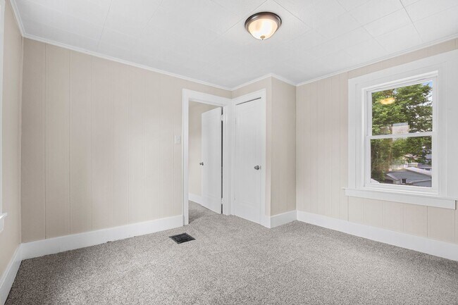 Building Photo - ? Move-In Ready Home with Modern Updates