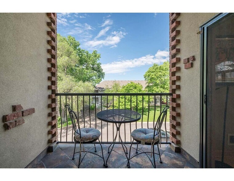 West-facing balcony! Perfect place for morning coffee and reading! - 3125 Inglewood Ave S