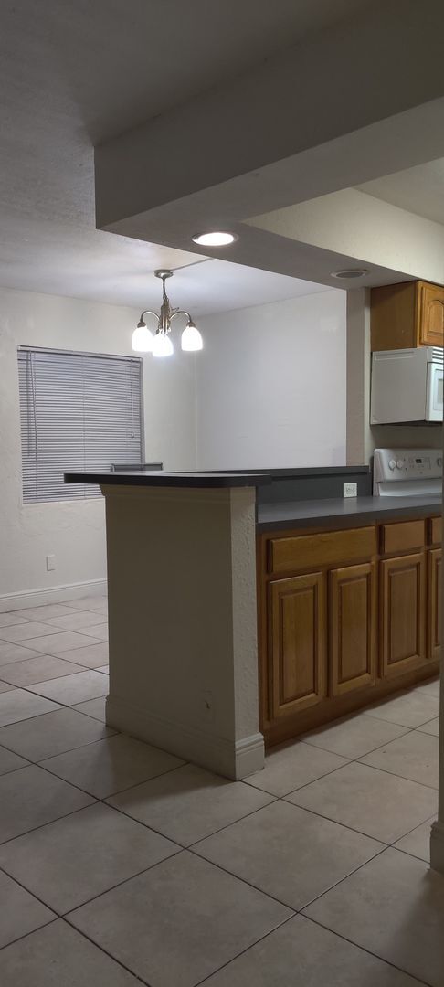 Building Photo - Ground floor 2 bedroom condo