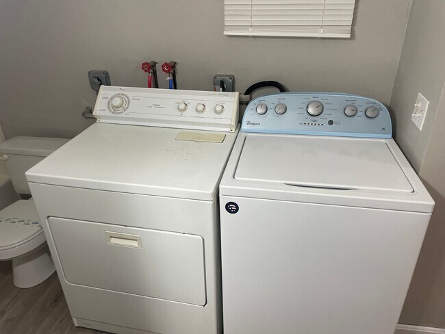 Building Photo - 128 Penn St