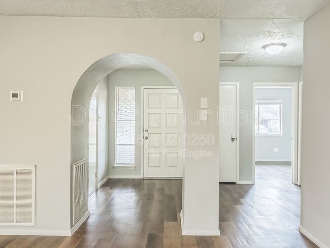 Building Photo - 11823 Bee Ln