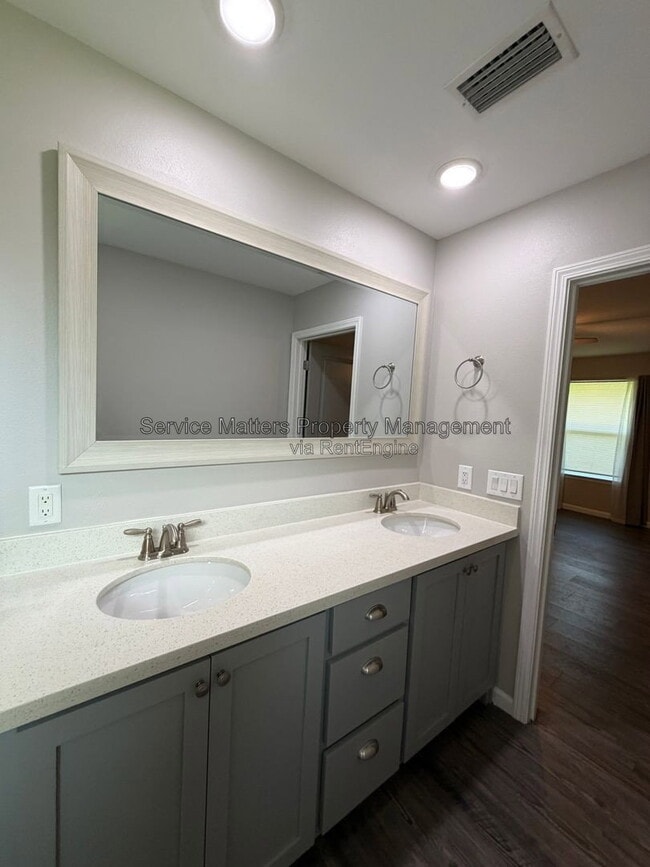 Building Photo - 5553 Riviera Dr