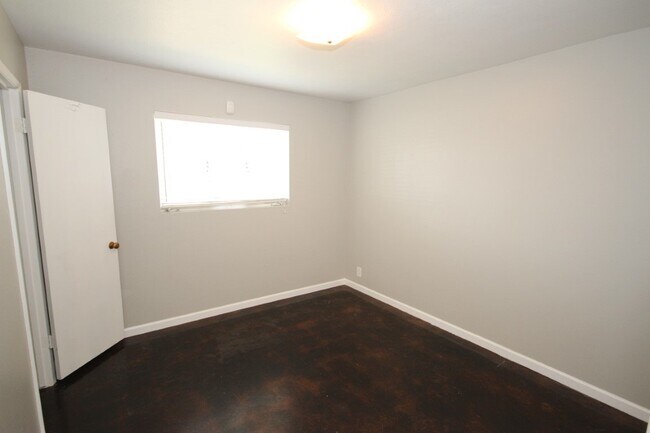 Building Photo - 3034 E Cheery Lynn Rd