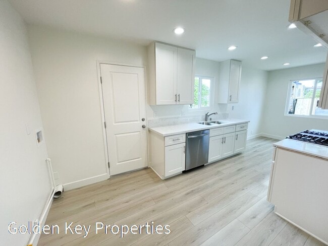 Building Photo - Beautifully remodeled property located in ...