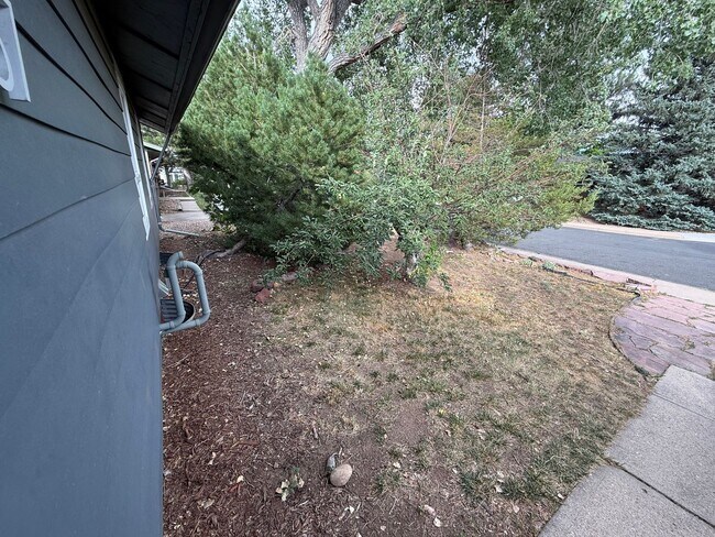 Building Photo - July 2026!!! Great house in S Boulder on q...