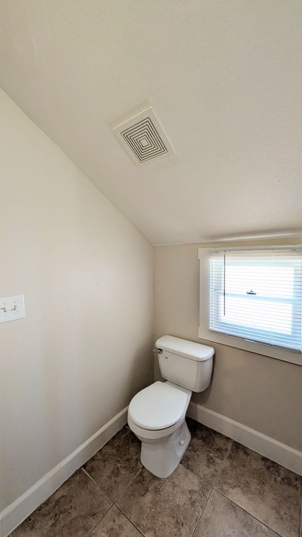 Building Photo - GREAT DOWNTOWN LOCATION!! GATED PARKING!