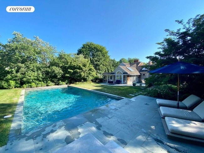 Building Photo - 20 Quogue St