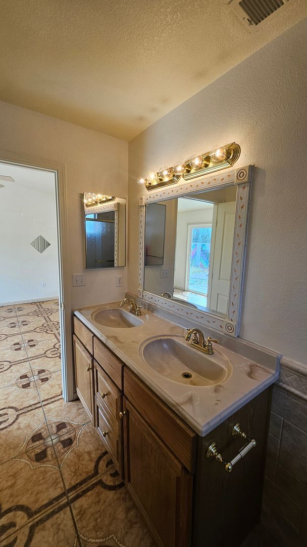 Building Photo - 3 bed 2 bath