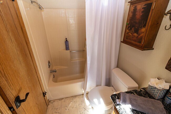 Building Photo - Spacious Three Bedroom located in Moonridge