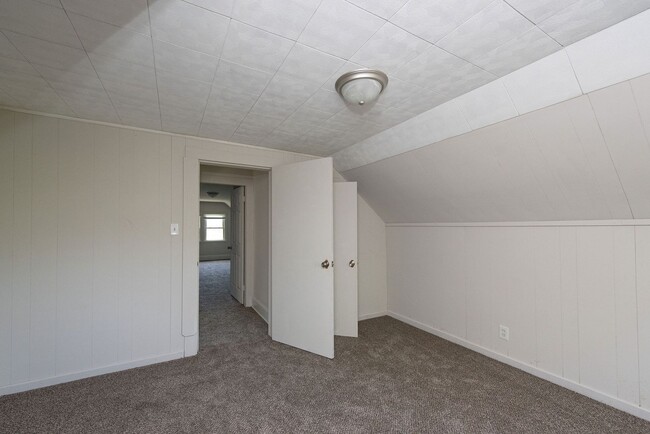 Building Photo - COVEDALE - Charming 3 bed apt, upstairs of...