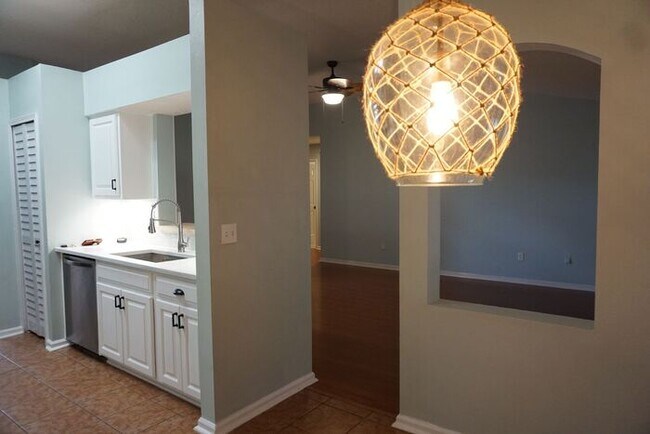 Building Photo - 3 Bedroom 2 Bathroom home with Garage Near Oakleaf