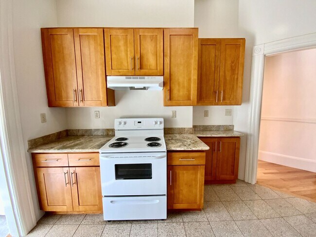 Building Photo - Full Floor Flat. PARKING! IN-UNIT LAUNDRY!...