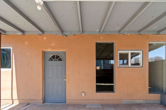 Building Photo - 1541 E Mabel St