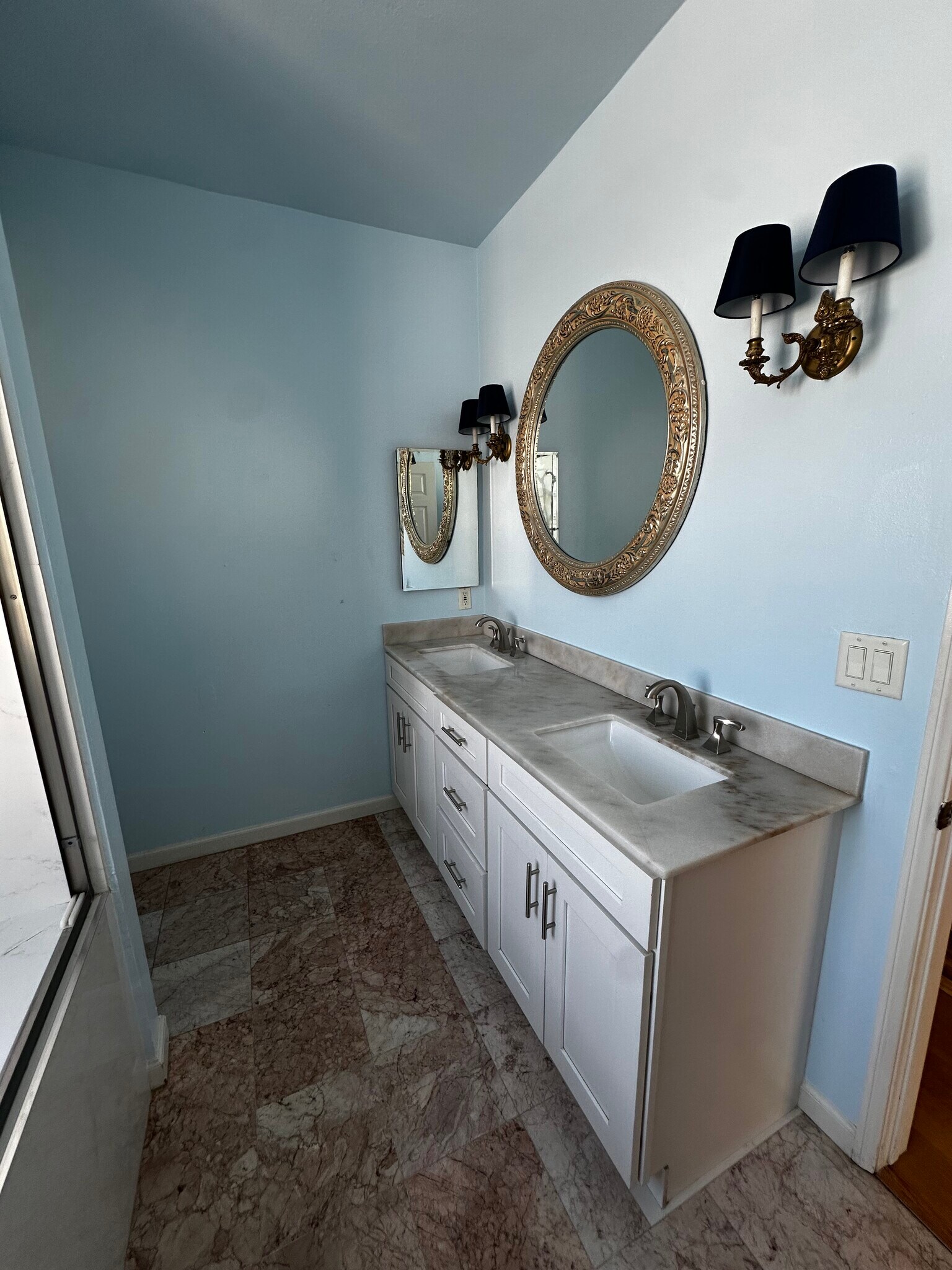Building Photo - 458 N Oakhurst Dr