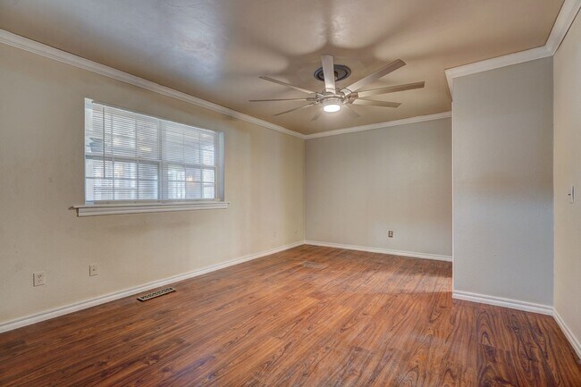 Building Photo - 4 bed 3 bath home!