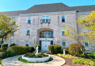 Building Photo - 5001 Carriage Way Dr
