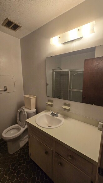 Guest Bath - 4328 Cheviot Dr