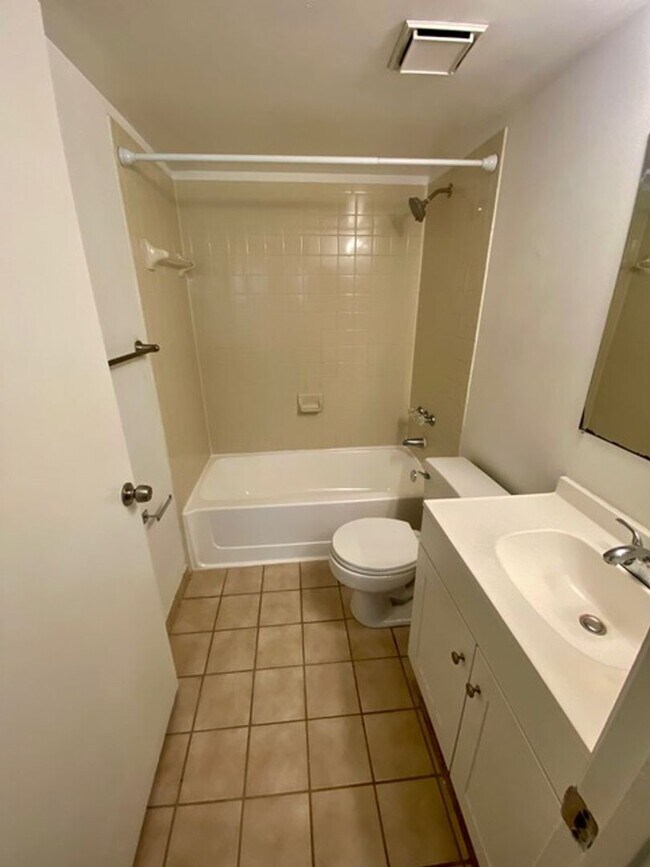 Building Photo - 351 Palm Way