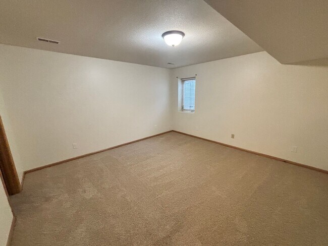 Building Photo - Beautiful 3 bed 3 bath duplex located in quiet neighborhood!