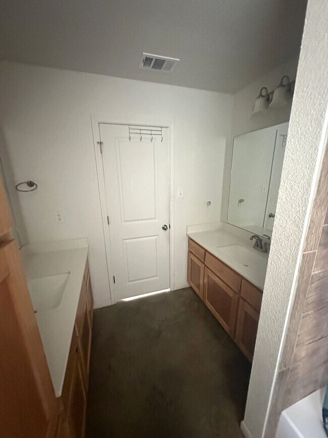 Building Photo - AVAILABLE NOW! (SECTION 8 ACCEPTED)