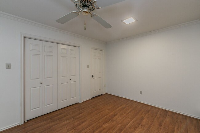 Building Photo - BEAUTIFUL and SPACIOUS Townhome in Ideal L...