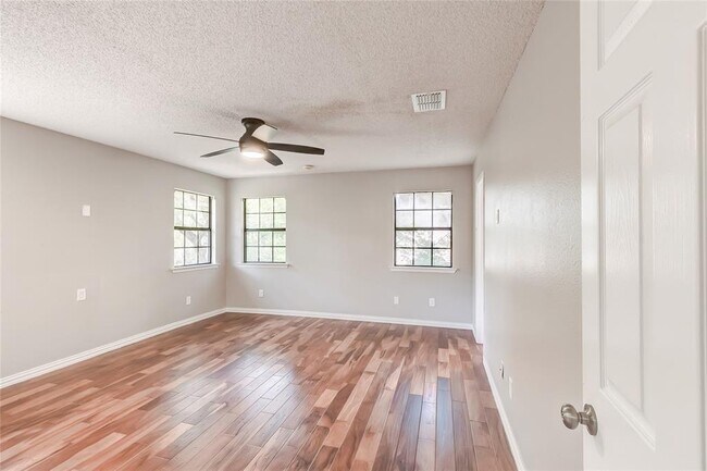 Building Photo - 10905 Wintergreen Hill
