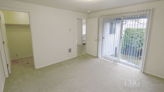 Building Photo - Roomy One Level 2 Bdrm Duplex w/ Open Floo...